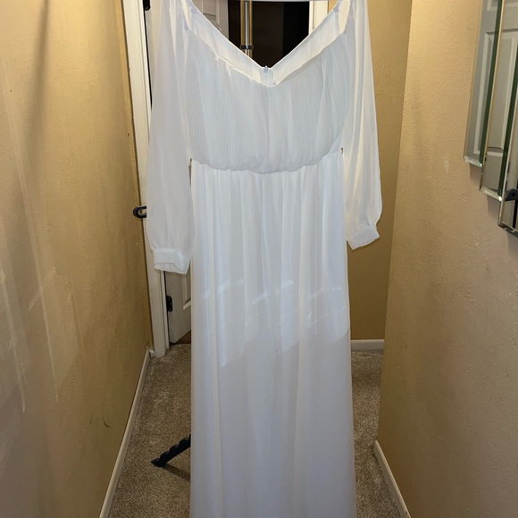 White off the shoulders flowing dress, - Picture 1 of 4
